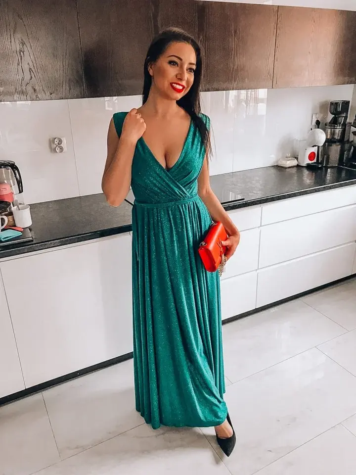 Model in einem langen grünen Kleid DANA Collection